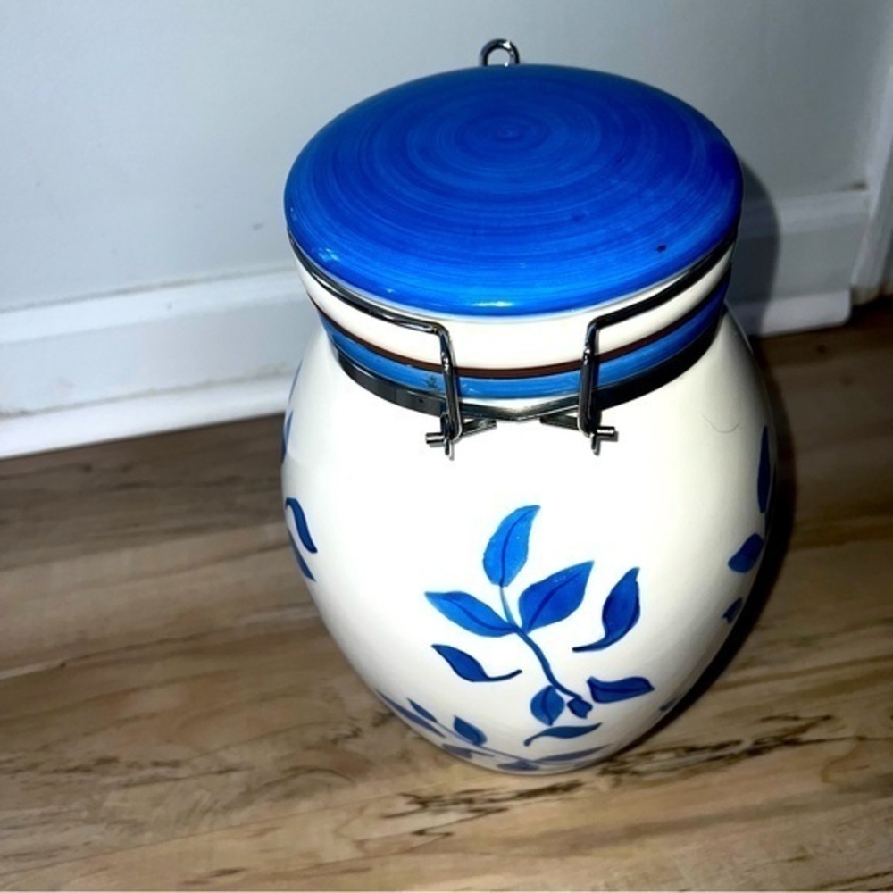 Inspirado canister with hinged lid white with blue hand-painted design